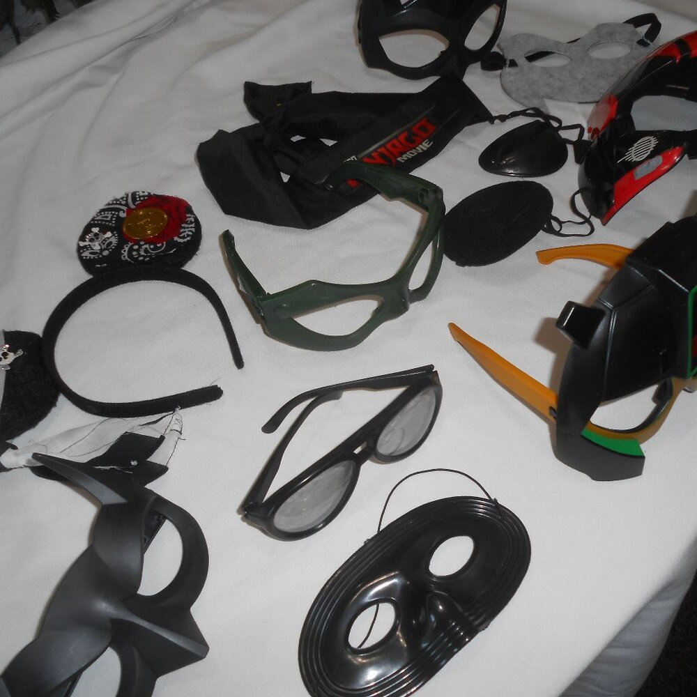 Kids Lot 13 Halloween Masks Neck & Head Gear Super heros Batman more 👦🎃